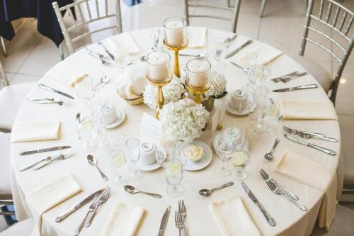 Nordahl-Hall-photo-Vendors-white-round-table-with-dishes